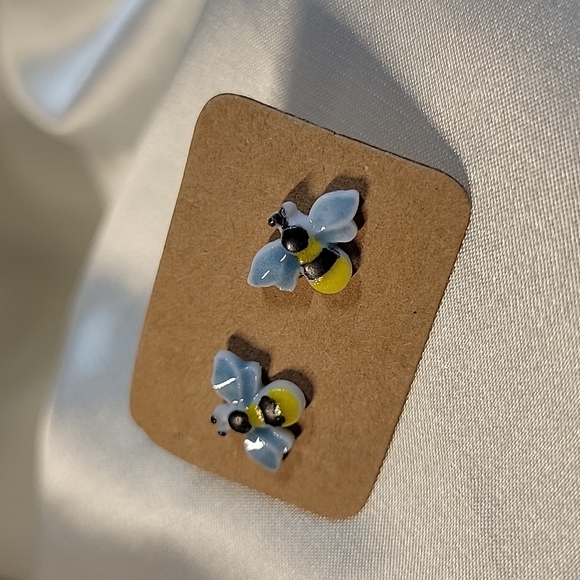 🔥LAST PAIR🔥 Ceramic Bee Stud Earrings - Picture 3 of 5